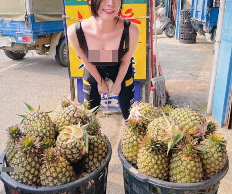 Cô gái Đài Loan mặc trang phục tôn vòng 1 bán dứa "gây bão" trên mạng xã hội.