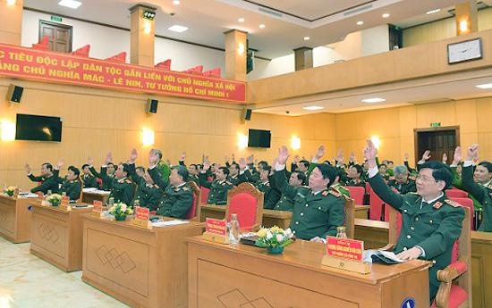 Các đại biểu biểu quyết bằng hình thức giơ tay tại hội nghị - Ảnh: Cổng TTĐT Bộ Công an
