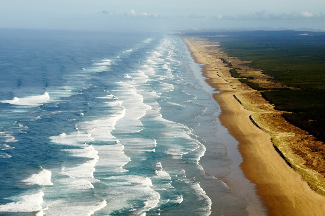 Sóng lớn xuất hiện tại một bờ biển ở New Zealand.