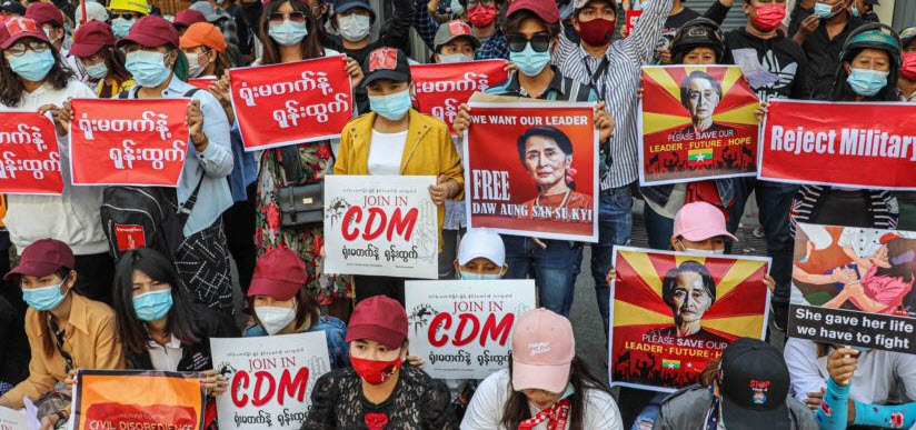 Người dân Myanmar biểu tình phản đối quân đội nắm chính quyền.
