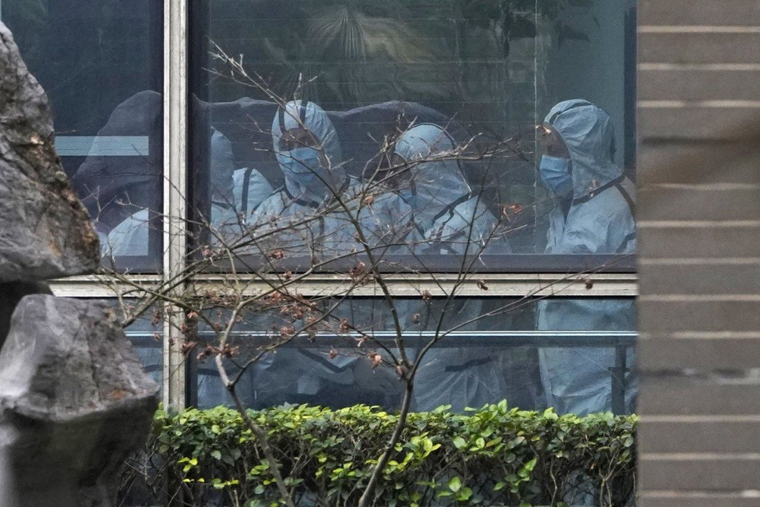 Nhóm điều tra mặc bộ đồ bảo hộ khi đi khảo sát ở Vũ Hán.