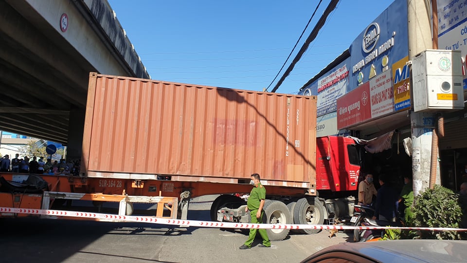 Xe container nằm chắn ngang đường sau tai nạn