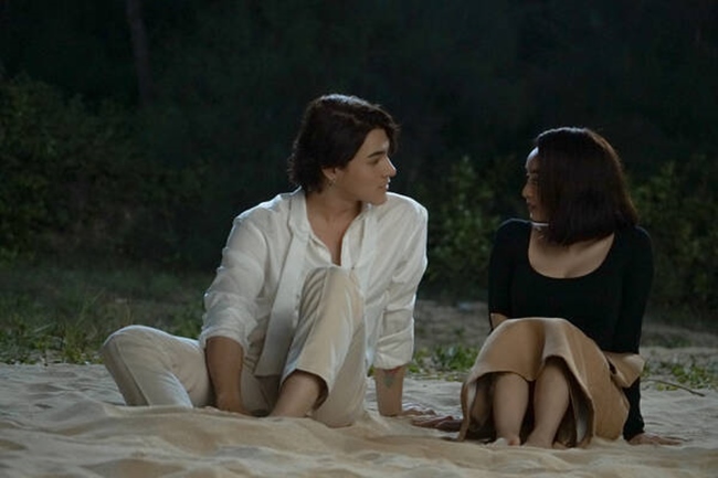 Ngoài Anh Dũng, Kaity còn diễn cảnh nóng với Khương Lê (vai Jonathan Vĩnh Thụy). Ấn tượng nhất phải kể tới phân cảnh nữ diễn viên 9X cưỡng hôn Khương Lê trên bãi biển.
