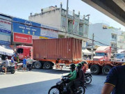 Tin tức trong ngày - Đứng trên vỉa hè, người đàn ông bị xe container tông chết