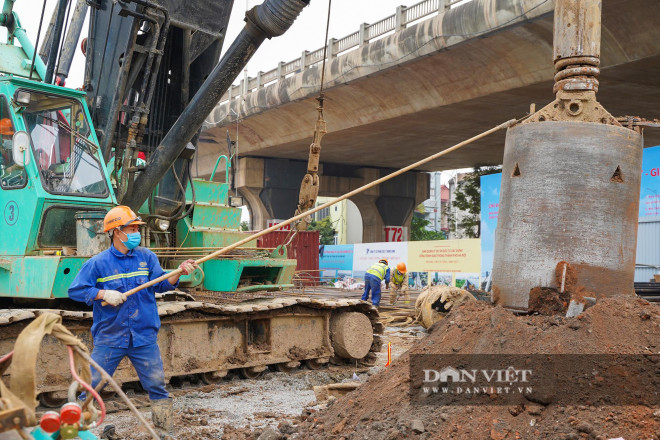 Chia sẻ với PV, ông Nguyễn Xuân Sơn, đội trưởng thi công gói 4 dự án cầu Vĩnh Tuy giai đoạn 2 cho hay: "Chúng tôi chia công nhân làm 2 mũi khoan và nhồi. Các mũi công nhân là việc 3 ca liên tục trên/ ngày để đảm bảo tiến độ đề ra".