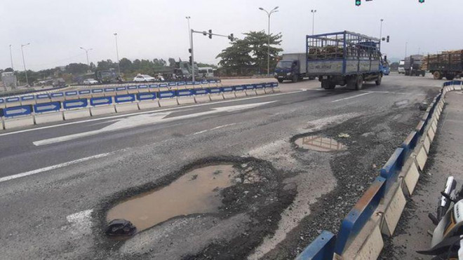 Cao tốc Đà Nẵng - Quảng Ngãi chỉ vừa đưa vào khai thác đã xuất hiện nhiều hư hỏng.