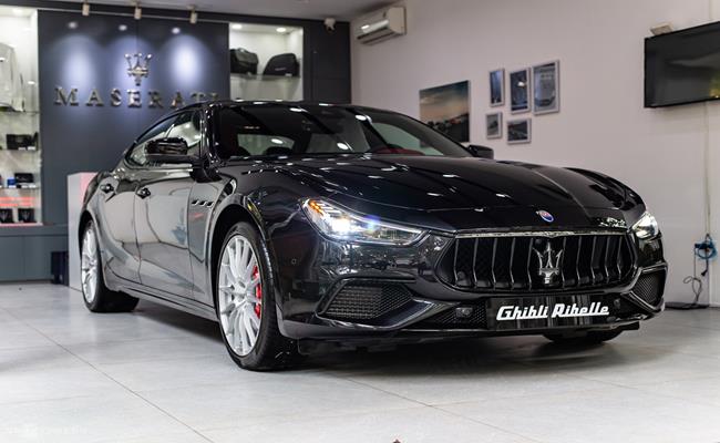 Chiếc Maserati mới của đại gia Vũng Tàu thuộc phiên bản đặc biệt mang tên Ribelle, vốn chỉ có 30 chiếc cho thị trường Châu Á và chỉ có duy nhất một chiếc về nước thông qua nhập khẩu chính hãng. Giá bán của chiếc xe này là 6,511 tỷ đồng (chưa bao gồm phí lăn bánh).
