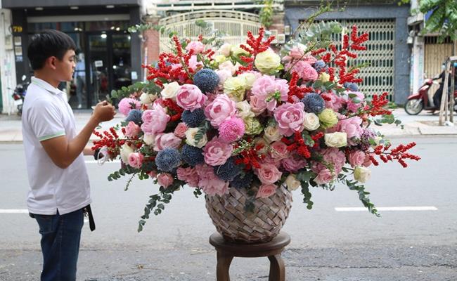 Gần đây, người dân đã được dịp trầm trồ khi chiêm ngưỡng bình hoa có giá lên tới 55 triệu đồng. Đây là quà tặng vợ của một đại gia ở Thủ Đức (TP.Hồ Chí Minh).
