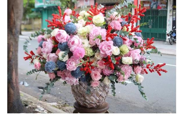 Bình hoa này gồm hoa đông đào, mẫu đơn, hoa hồng sa mạc, hoa hồng Hà Lan, cẩm tú cầu nhập khẩu và hoa lá phụ. Trong đó, riêng chậu hoa đã có giá tới 13 triệu đồng.
