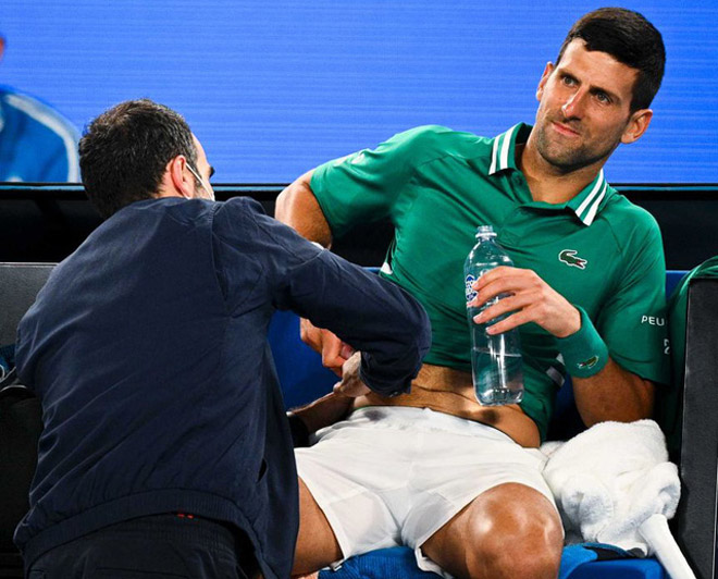 Djokovic bị đau tại Australian Open nhưng bị nhiều người nghi ngờ
