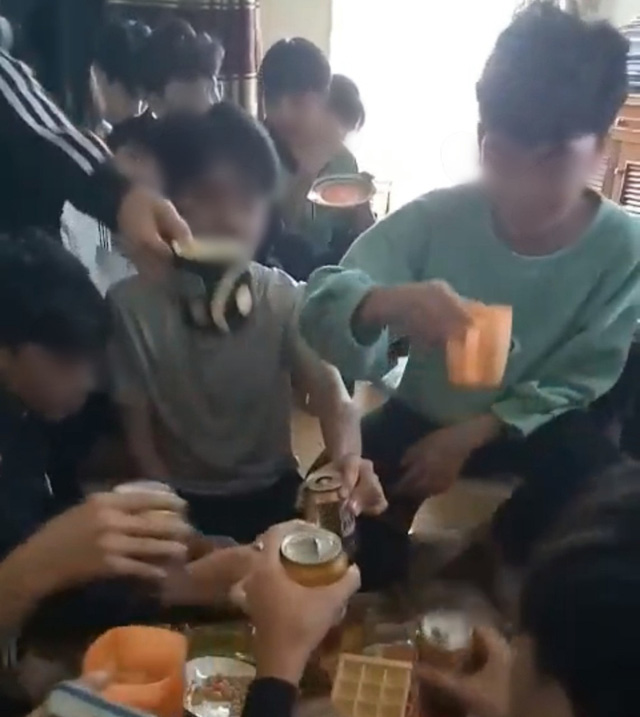 Hàng chục học sinh lớp 9 uống bia trước sự cổ vũ của giáo viên chủ nhiệm (ảnh cắt từ clip)