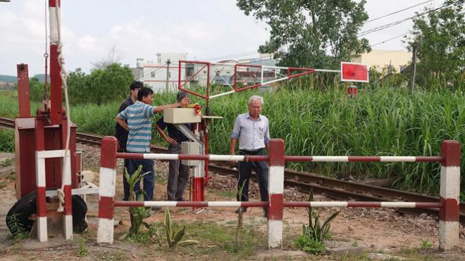 Vụ tai nạn xảy ra một phần vì nhân viên gác chắn kéo xuống hơi chậm so với quy định. Ảnh: T.T