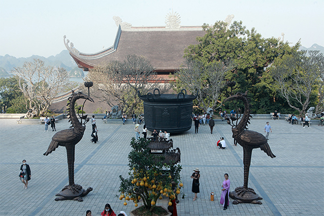 Chiếc vạc đen phía trước đại điện của chùa Tam Chúc (Kim Bảng, Hà Nam) mô phỏng lại vạc Phổ Minh, một trong tứ đại khí An Nam. Vạc được chế tác từ 22 tấn đồng, với đường kính 4 m, tương đương chiều cao, kích cỡ, cân nặng so với bản gốc
