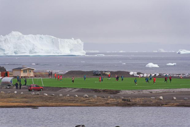 Giải bóng đá tại Greenland diễn ra ngay gần mặt biển