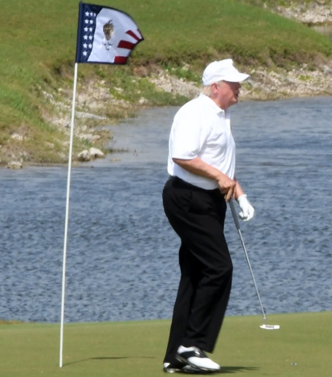 Ông Trump rời đi không lâu sau khi hai con đến sân golf ở Miami.