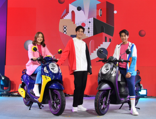 Mẫu xe ga hoàn toàn mới Honda Scoopy này được ra mắt tại thị trường Thái Lan, được thiết kế theo khái niệm “Fun District” (Vùng vui vẻ), kết hợp hoàn hảo các yếu tố của một mẫu xe ga hiện đại và công nghệ lái tiên tiến.
