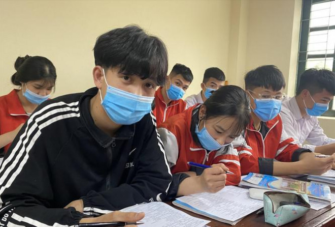 Học sinh THPT đeo khẩu trang khi quay lại trường học