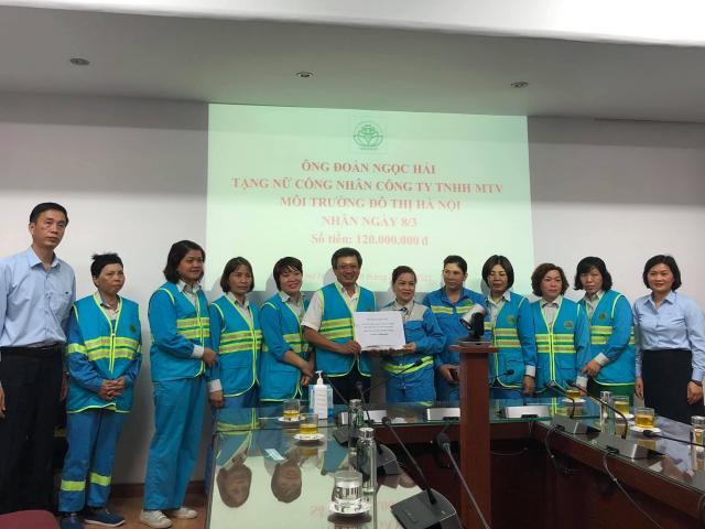 Ngày 8/3, ông Đoàn Ngọc Hải bất ngờ tặng quà cho 600 phụ nữ tại Hà Nội