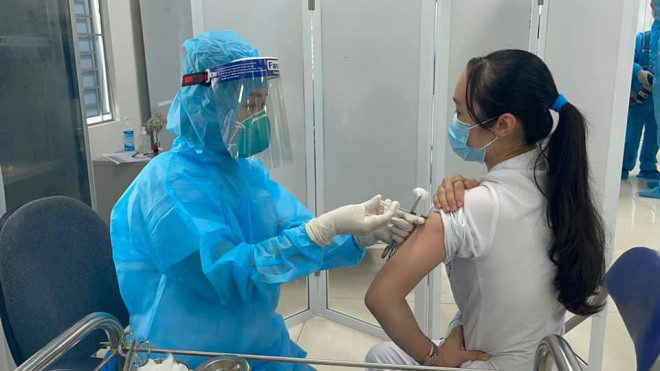 Tiêm vắc-xin COVID-19 cho nữ nhân viên y tế Bệnh viện Bệnh nhiệt đới Trung ương cơ sở 2, sáng 8/3.