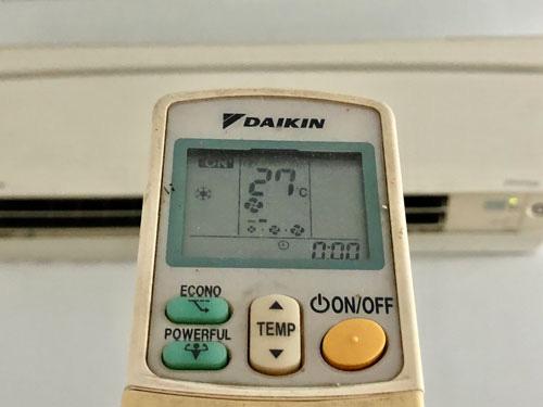 Để nhiệt độ máy lạnh trong khoảng 26-28 độ C nhằm tiết kiệm điện mùa nắng nóng. Ảnh: PHƯƠNG AN