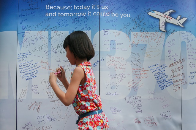 Nhiều người thân chờ đợi các nạn nhân trong thảm kịch MH370 có thể quay về.