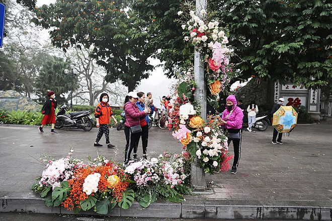 Ecopark biến cột điện thành cột hoa thu hút người dân Hà Nội - 1