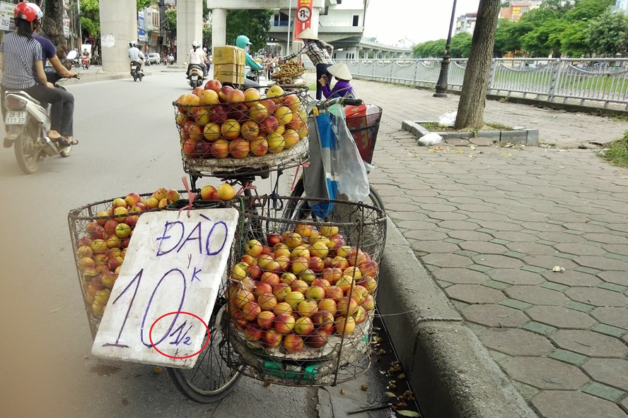 Màn &#34;gây lú&#34; tinh vi của hàng hoa quả vỉa hè, tưởng rẻ bất ngờ nhưng sự thật mới sốc - 4