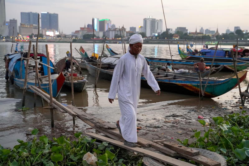 Ngư dân Tin Yusos nói lượng cá đánh bắt trên các đoạn sông Mekong đã giảm mạnh.