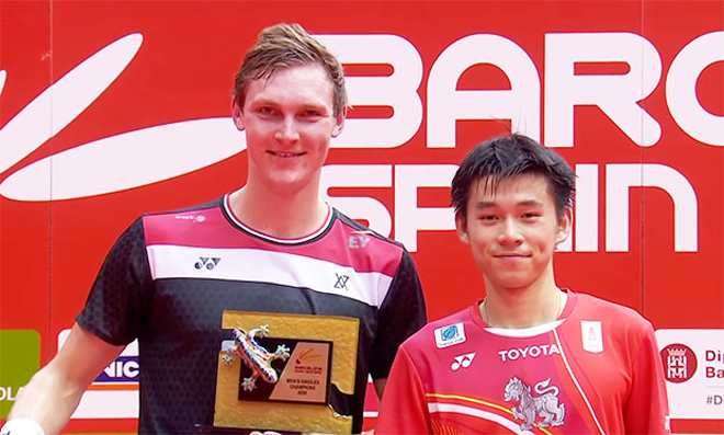 Axelsen (trái) và "Thần đồng" cầu lông Thái Lan, Vitidsarn (phải)