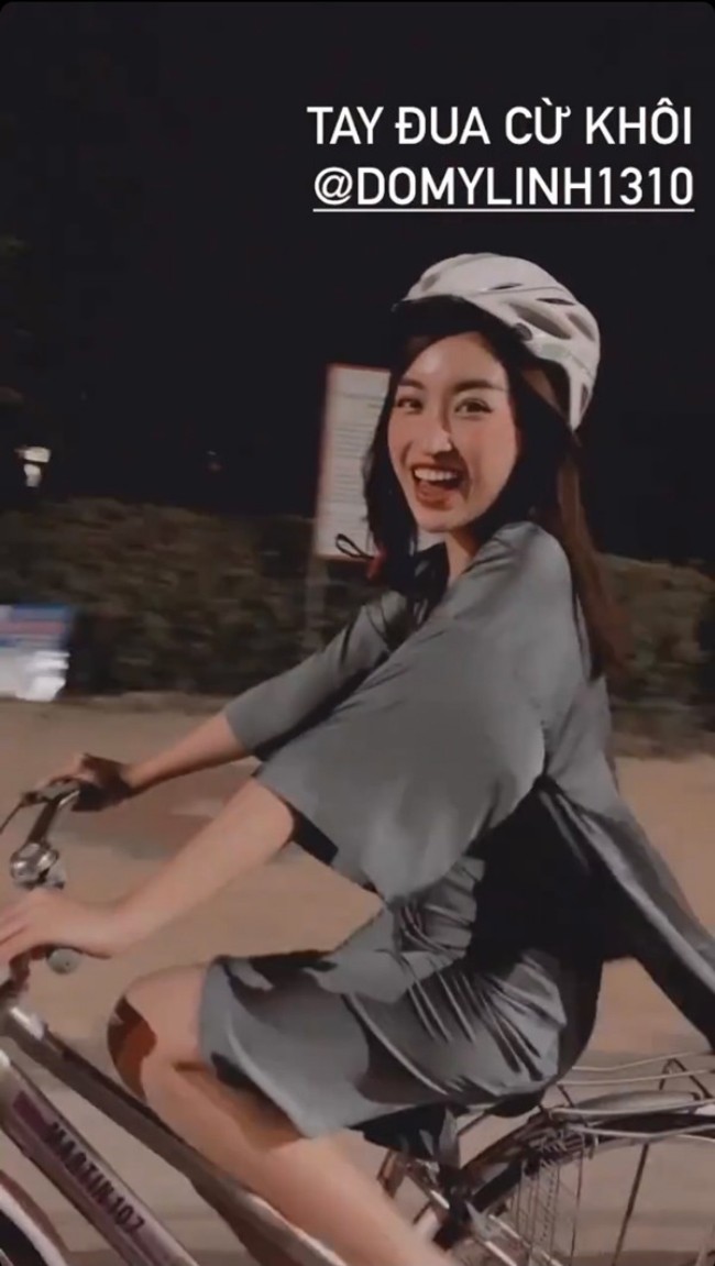 Đỗ Mỹ Linh từng khiến người nhìn hồi hộp vì mặc váy lụa mong manh đạp xe.

