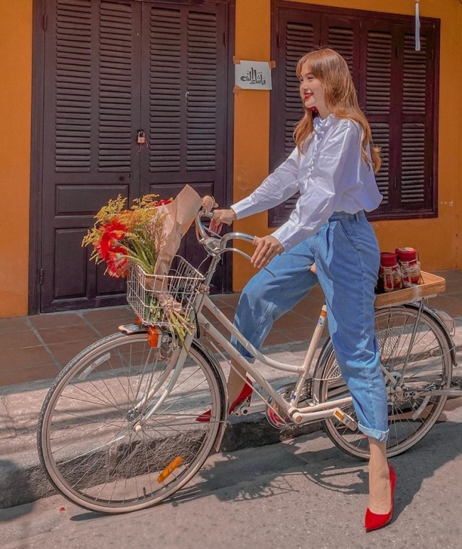 Xe đạp là món đồ mang lại những bức hình thời trang đa sắc màu cho các tín đồ thời trang, ở Việt Nam không ngoại lệ.
