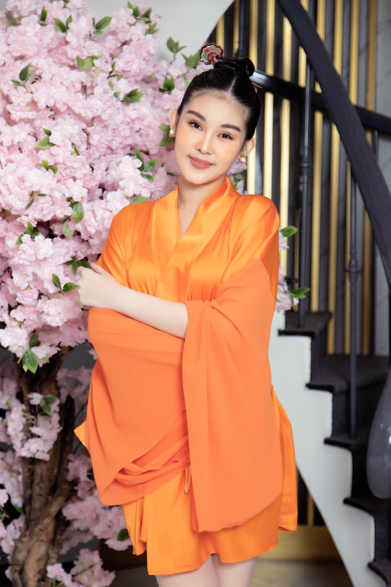 Nàng giảng viên trẻ tuổi nổi bật với kimono màu cam.