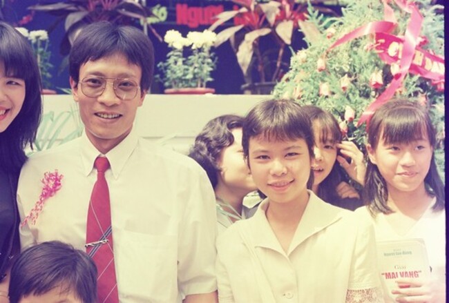MC Lại Văn Sâm trong vòng vây của người hâm mộ khi tham gia Lễ trao giải Mai Vàng tại TP.HCM vào năm 1996. Ông trông rất thư sinh với trang phục áo trắng, quần âu.
