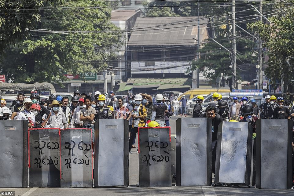 Người biểu tình phản đối đảo chính ở Myanmar tự chế khiên chống đạn (ảnh: Irrawaddy)