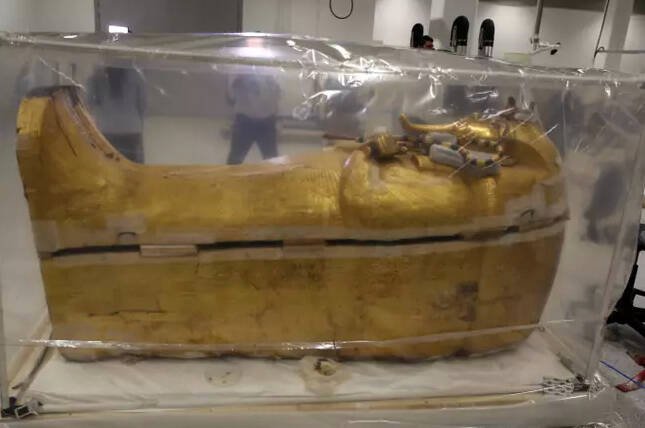 Sau 3300 năm, lần đầu viên quan tài của một vị Pharaoh được đưa ra khỏi lăng mộ - 1