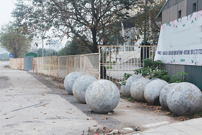 Sau khoảng 3 năm di dời, những quả bóng vẫn yên vị. Có 10 quả để bên ngoài phía sau hàng rào ngăn cách giữa sân bóng và phố Đỗ Xuân Hợp, 30 quả còn lại được cất vào nhà tôn bên cạnh, khóa cẩn thận.