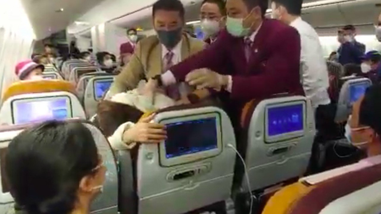 Vụ ẩu đả giữa tiếp viên và phi công khiến chuyến bay mất an toàn nghiêm trọng (ảnh: SCMP)