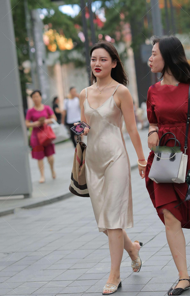Theo stylist gợi ý, các chị em có thể treo váy lụa bằng móc kim loại để tạo độ phẳng cho trang phục.
