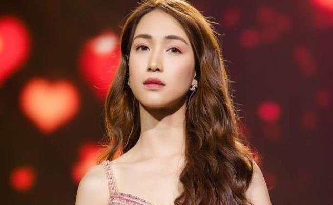 Sau 7 năm hoạt động showbiz, Hòa Minzy không chỉ đi hát mà còn nhận lời tham gia nhiều chương trình truyền hình với vai trò là huấn luyện viên, giám khảo, khách mời...
