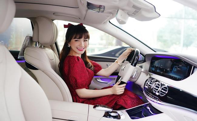 Tháng 11/2020, Hòa Minzy tậu xế hộp Mercedes-Benz S 450 L Luxury màu đen, phiên bản mới nhất, khi về Việt Nam có giá gần 5 tỉ đồng.
