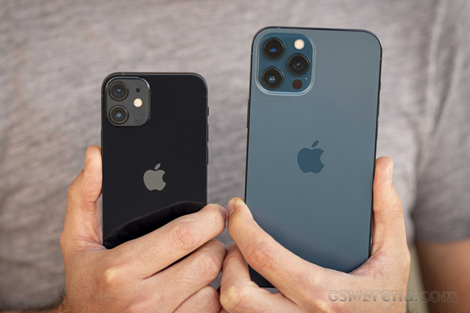 iPhone 12 Mini và iPhone 12 Pro.