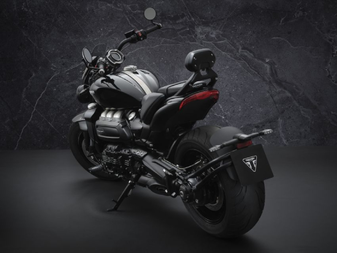 “Hàng khủng” 2021 Triumph Rocket 3 R Black và Rocket 3 GT Triple Black trình làng - 11