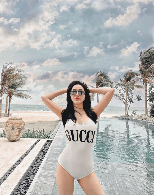 Bảo Thy diện bikini trắng,&nbsp;in họa tiết Gucci đơn giản màu đen có giá&nbsp;8,3 triệu VND.
