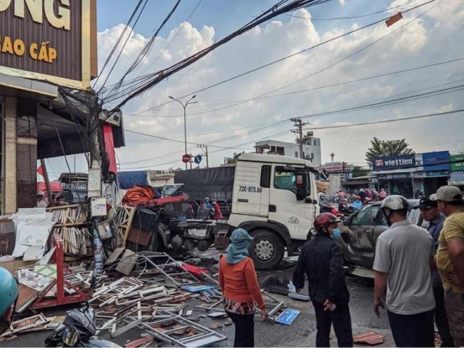 Tai nạn liên hoàn gây cảnh tan hoang