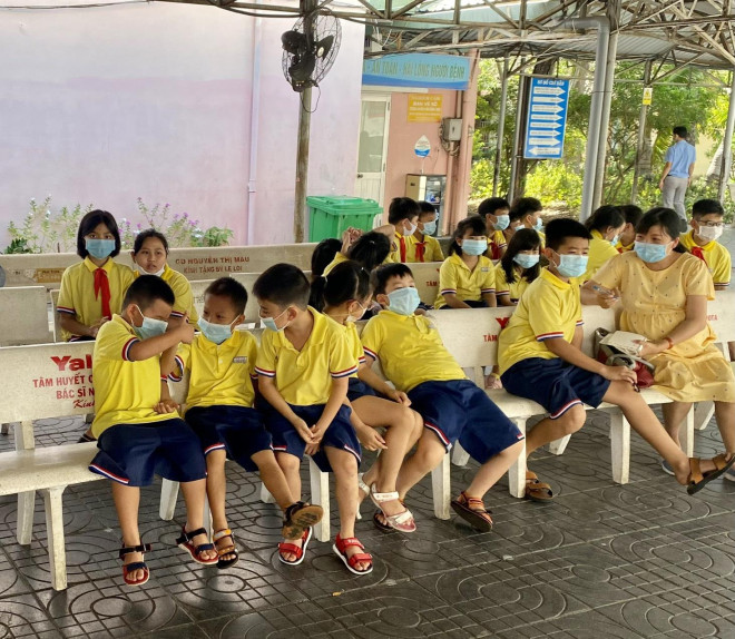 Các em học sinh được đưa vào Bệnh viện Lê Lợi
