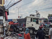 Tin tức trong ngày - CLIP: Xe đầu kéo tông hàng loạt xe máy và ôtô, húc tan hoang nhà dân ở Đồng Nai