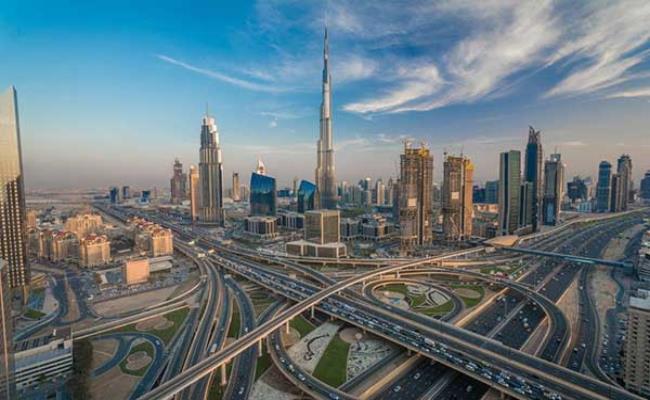 Không dừng lại ở khách sạn bốn hay năm sao, Dubai là quốc gia duy nhất sở hữu khách sạn bảy sao và cuộc sống ở đây cũng trở nên xa xỉ với hàng loạt sản phẩm, dịch vụ khó có thể tìm thấy ở nơi nào khác.
