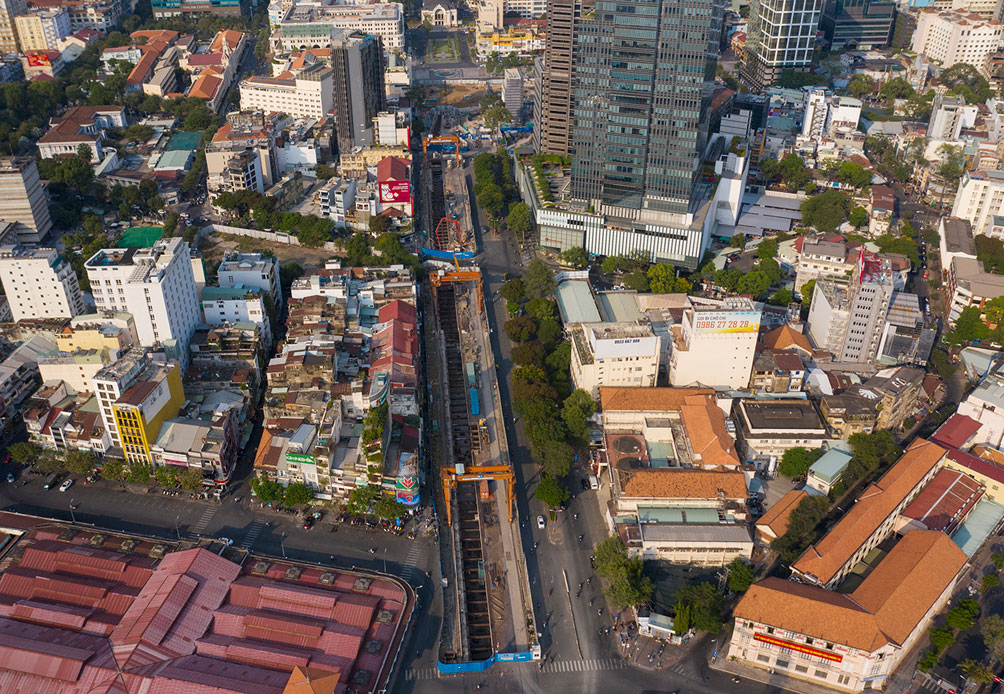 Ban Quản lý Dự án Đường sắt đô thị TP.HCM vừa cho biết trong quý 3/2021 mặt bằng đường Lê Lợi, quận 1 sẽ được tái lập sau gần 5 năm rào kín để xây dựng tuyến metro số 1 (tuyến Bến Thành - Suối Tiên).