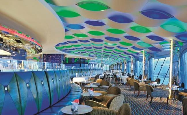Giới “rich kid” Dubai thường có những sở thích rất xa xỉ, chẳng hạn như sưu tầm những chiếc siêu xe, phô trương những món trang sức đắt tiền, những chuyến shopping toàn đồ hiệu,... và tất nhiên không thể bỏ qua những đêm tiệc tùng tưng bừng tại Bar Skyview.
