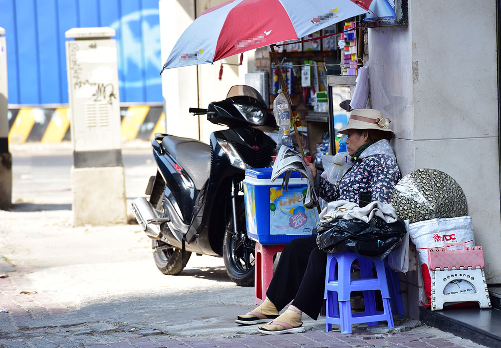 Tương tự, bà Phạm Mai (quận 1) cho biết thêm việc buôn bán khó khăn sẵn, đợt dịch bệnh này khách dùng nước uống chỉ bằng 1/10 của 5 năm trước. “Dựng rào chắn làm công trình giao thông cũng vì sự phát triển của thành phố, sắp tới mặt bằng được tái lập chúng tôi rất vui bởi trông mong bấy lâu nay. Hy vọng những người buôn bán như tôi khi đó tiếp tục được tạo điều kiện thêm để có kế sinh nhai”, người phụ nữ này chia sẻ.